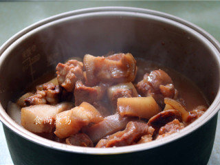 红烧猪头肉,连汤汁一起盛入电饭锅中