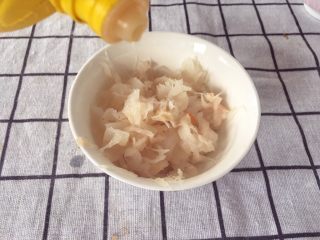 辅食10M➕鳕鱼蔬菜烩饭,鳕鱼肉撕碎，要仔细检查有没有小刺，然后用柠檬汁腌制15分钟