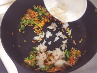 辅食10M➕鳕鱼蔬菜烩饭,炒至基本断生后加入鳕鱼（需要调味的在这步进行）
