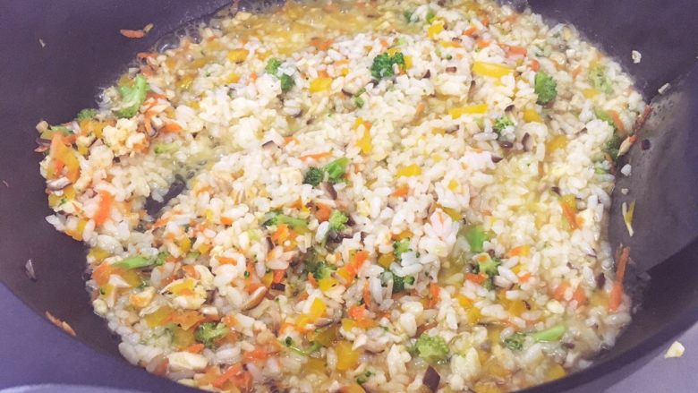 辅食10M➕鳕鱼蔬菜烩饭,水开后加入米饭，翻炒均匀将水收干即可