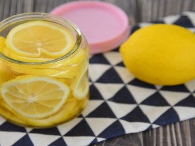 夏天最滋润的事，就是来一杯酸甜柠檬蜜
