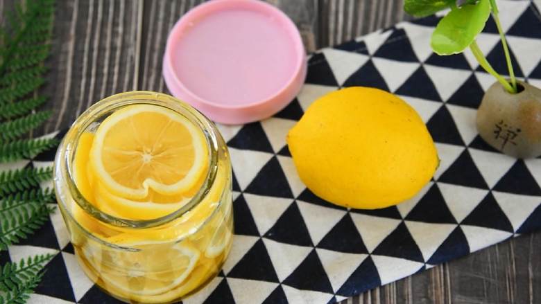 夏天最滋润的事，就是来一杯酸甜柠檬蜜,酸酸甜甜，解渴开胃助消化，还能排毒养颜哦~
