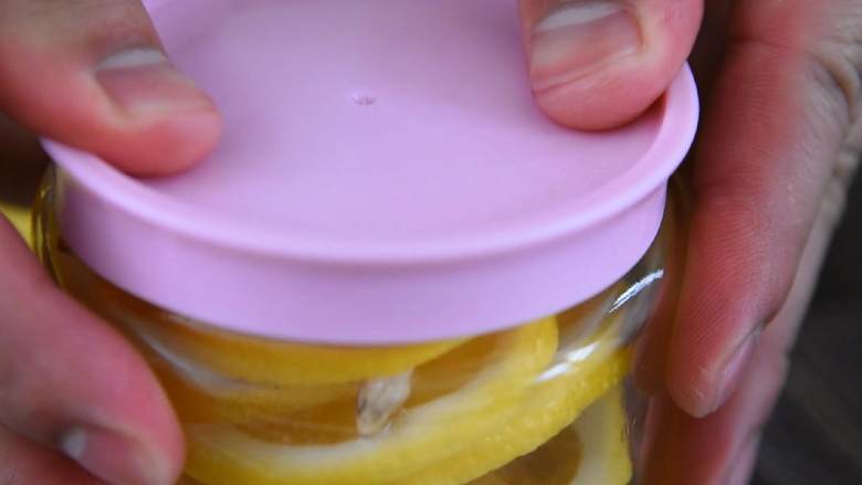夏天最滋润的事，就是来一杯酸甜柠檬蜜,拧紧瓶盖，放入冰箱中冷藏5-7天，即可。