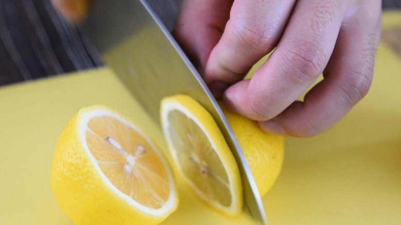 夏天最滋润的事，就是来一杯酸甜柠檬蜜,洗净，切薄片。