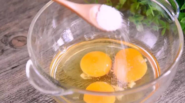 教你做好吃的银鱼蒸蛋，难度系数一般，味道好极了 ！,碗中打入鸡蛋，加入盐，搅拌成蛋液