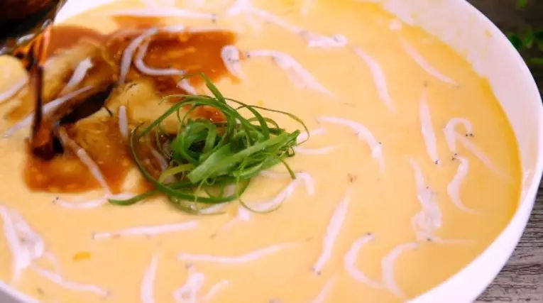 教你做好吃的银鱼蒸蛋，难度系数一般，味道好极了 ！,最后放入葱丝，淋上味汁