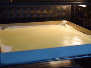 奶油蛋糕卷,放进预热好的烤箱，上下火180度，中层20分钟
