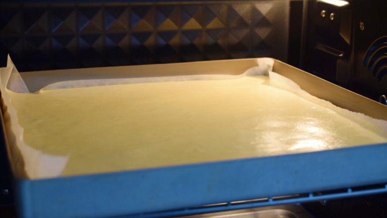 奶油蛋糕卷,放进预热好的烤箱，上下火180度，中层20分钟