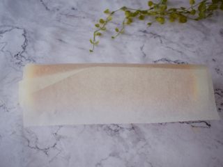 奶油蛋糕卷,利用擀面杖慢慢卷起，卷好放入冰箱冷藏一小时定型后再切块食用