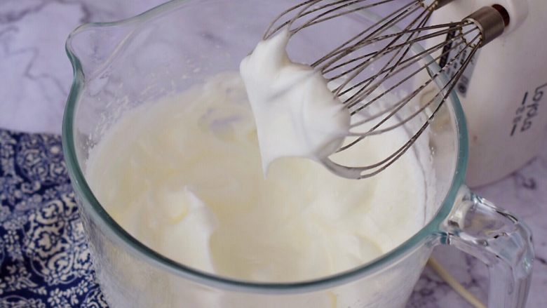 奶油蛋糕卷,打至湿性发泡，提起打蛋器有大弯勾就可以了