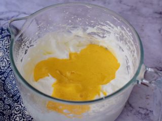 奶油蛋糕卷,拌好的蛋黄糊倒回蛋白中，上下或翻拌拌匀