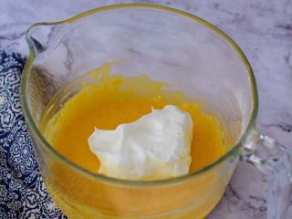 奶油蛋糕卷,把蛋白的三分之一倒入蛋黄糊中，上下或翻拌拌匀