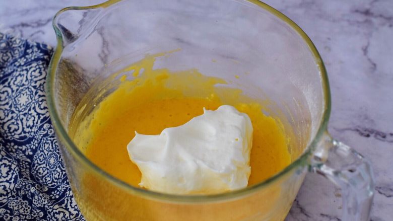 奶油蛋糕卷,把蛋白的三分之一倒入蛋黄糊中，上下或翻拌拌匀