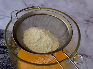 奶油蛋糕卷,筛入低筋面粉，分两次筛入，每次拌匀再筛入下一次