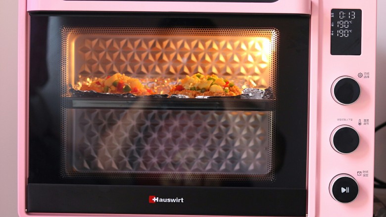 鸡排披萨,入烤箱中层190度烤15分钟，根据自家烤箱合适温度