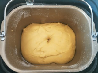 南瓜红豆排包,室温发酵两倍大，用手蘸面粉戳个洞不回缩即可