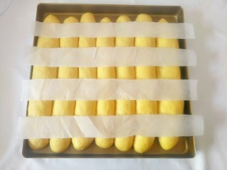 南瓜红豆排包,剪4条等宽的油纸，如图摆放
