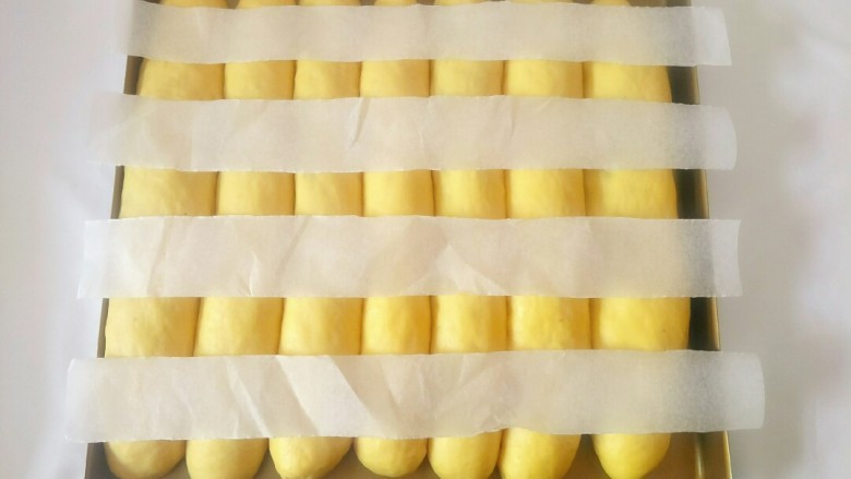 南瓜红豆排包,剪4条等宽的油纸，如图摆放