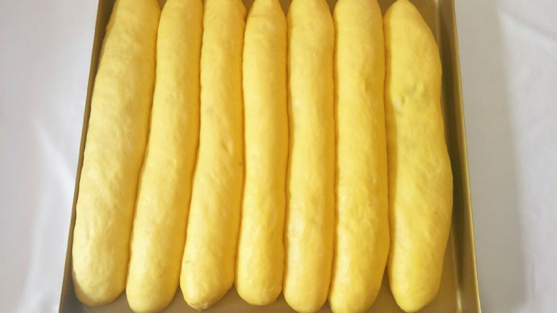 南瓜红豆排包,放在温度38度左右，湿度75％的环境中发酵两倍大