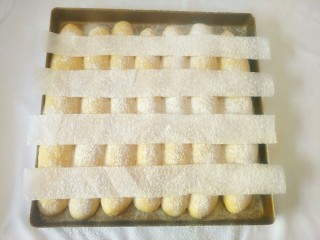 南瓜红豆排包,表面筛高粉装饰，再小心的移开油纸
