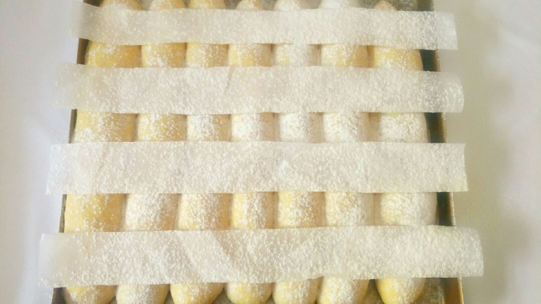 南瓜红豆排包,表面筛高粉装饰，再小心的移开油纸