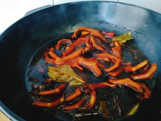 五香鸭掌,卤好后关火，直接放锅里泡1~2个小时。