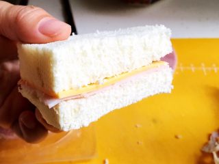 中国式芝士火腿三明治,多余的切掉😏边角余料可以填充，所以不要丢掉