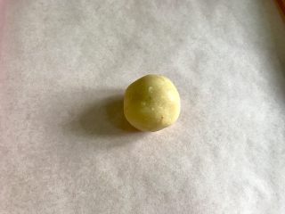 老式桃酥,醒好的面团取50克一个，搓成小球。