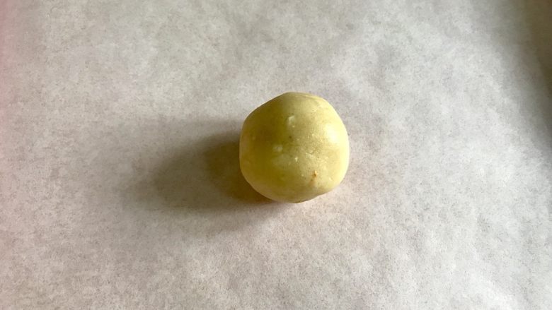 老式桃酥,醒好的面团取50克一个，搓成小球。