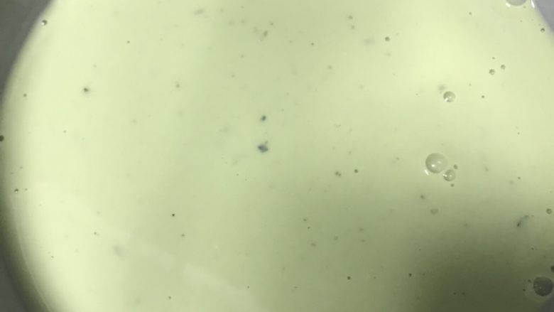 绿色早餐—翡翠春卷,搅成面糊状