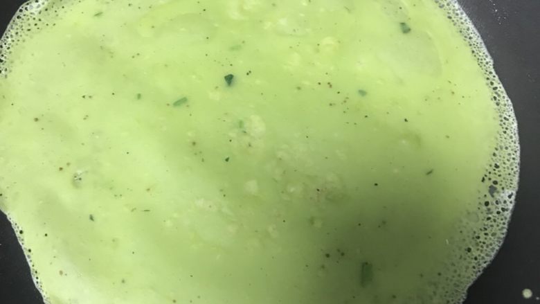 绿色早餐—翡翠春卷,慢火，煎锅刷油，倒入面糊，手摇煎锅，面糊成饼