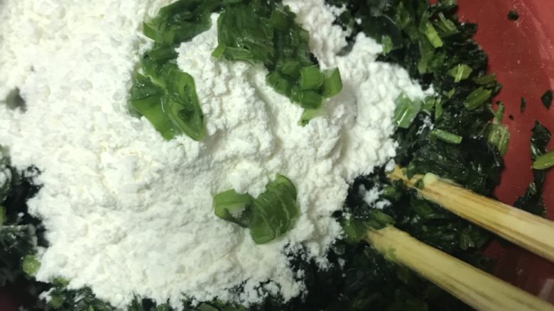 绿色早餐—翡翠春卷,捏完汁剩下的菠菜不要浪费，加入面粉、盐、花椒粉、熟油、葱花，少量水