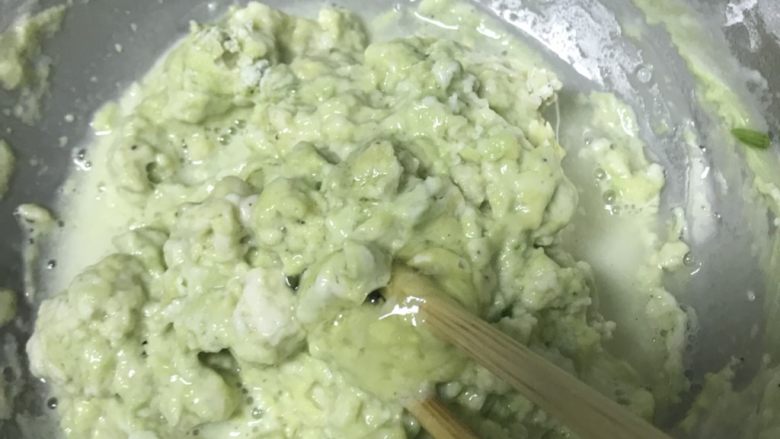 绿色早餐—翡翠春卷,少量多次加入清水