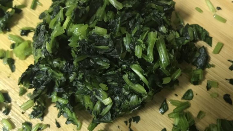 绿色早餐—翡翠春卷,菠菜捏出水
