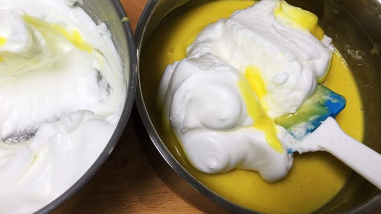 入口即化的棉花蛋糕,取三分之一的蛋白进入蛋黄糊中。
