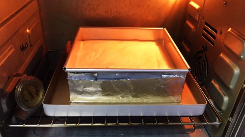 入口即化的棉花蛋糕,烤箱事先预热至150度，烤盘放入烤箱烤60分钟。