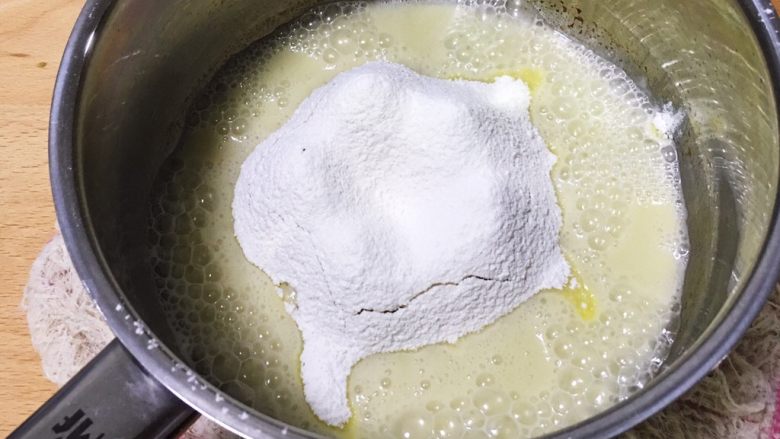 入口即化的棉花蛋糕,加入盐和20克细砂糖，再过筛低筋粉。