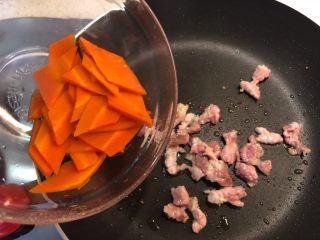 芦笋腐竹炒肉片,变色后加入胡萝卜片。