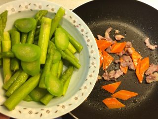芦笋腐竹炒肉片,加入芦笋和青瓜。