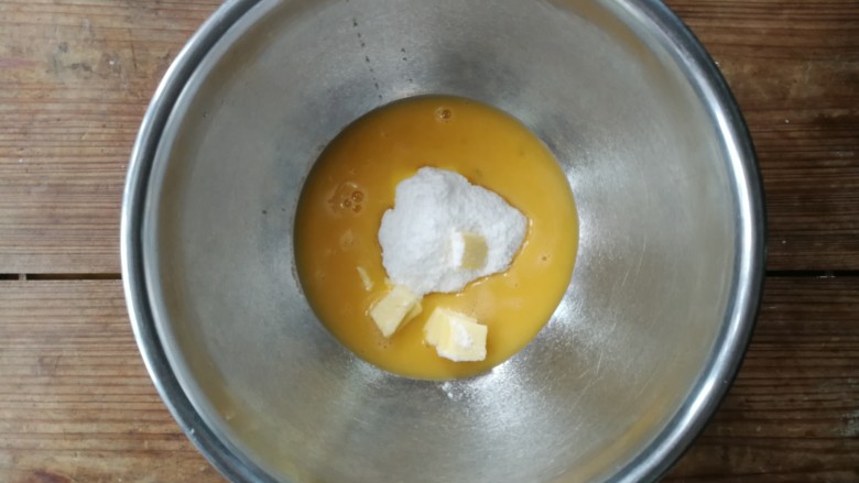 宝宝的磨牙棒,蛋液、黄油和糖粉放入盆中，用手抽搅拌均匀