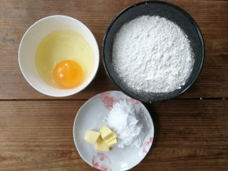 宝宝的磨牙棒,准备材料，黄油提前室温软化，鸡蛋用常温的就好，最好用稍微大一点的鸡蛋，打散后的50g蛋液和面用，剩余的放一旁稍后用来刷表面