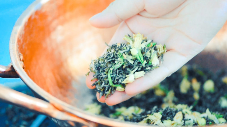 茉莉清茶,加温时轻轻搅动茶叶，使其充分干燥，直至茉莉花微微变黄，离开火源。