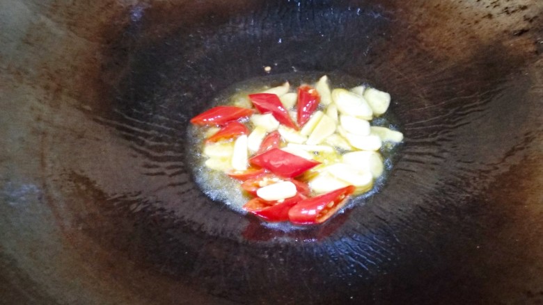 辣炒扁豆,油熟放入除了红辣椒以外的所有辅料爆香