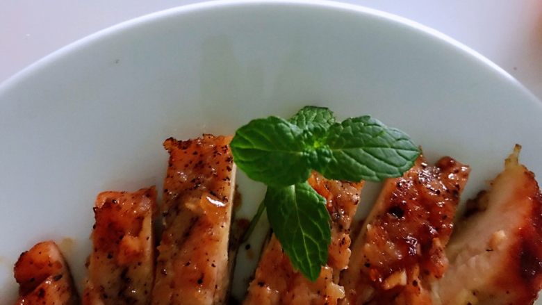 蜜汁煎鸡胸肉，原来可以如此简单如此好吃,出锅，装盘。
