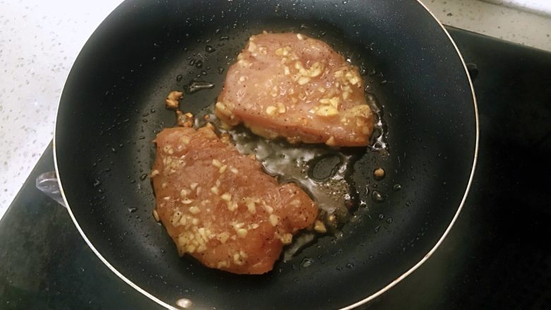 蜜汁煎鸡胸肉，原来可以如此简单如此好吃,平底锅放一勺油，用小火肉煎至两面金黄即可。几分钟的时间。