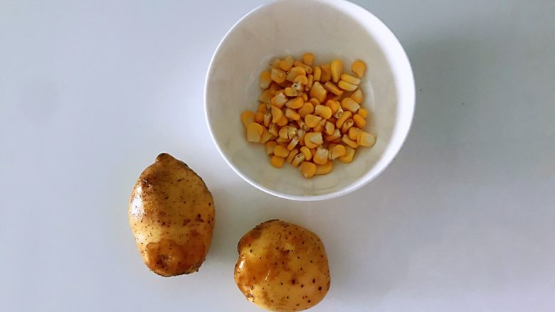 玉米粒土豆泥，惊艳味蕾的做法,准备好的食材。