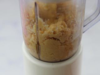 绿豆冰糕,将蒸熟的绿豆放入料理机打成沙状，没有机器的就手动过筛一遍