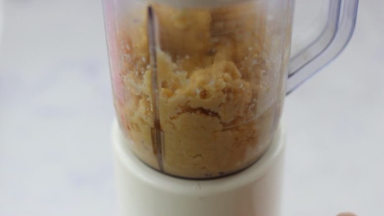 绿豆冰糕,将蒸熟的绿豆放入料理机打成沙状，没有机器的就手动过筛一遍