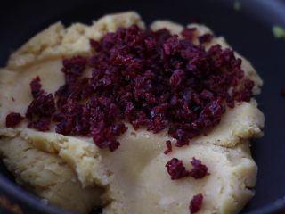 绿豆冰糕,再将其中一份原味的倒入锅里，加入蔓越莓碎