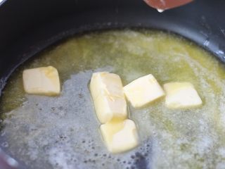 绿豆冰糕,锅里加入黄油，待其融化